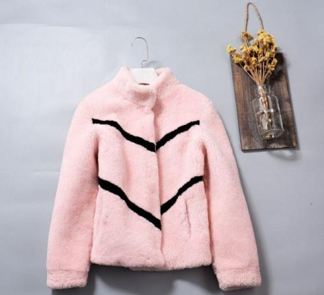 羊羔毛<a href=http://m.5ball.cn/ target='_blank'>面料</a>的特點有哪些？羊羔毛面料多少錢一米？