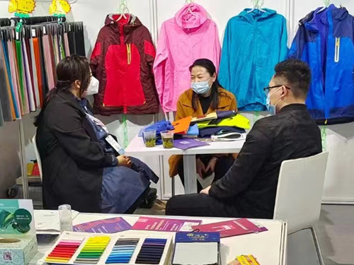 “科技、時尚、綠色、高端” 鴻岳紡織步入校服、沖鋒衣面料的良性發(fā)展軌道